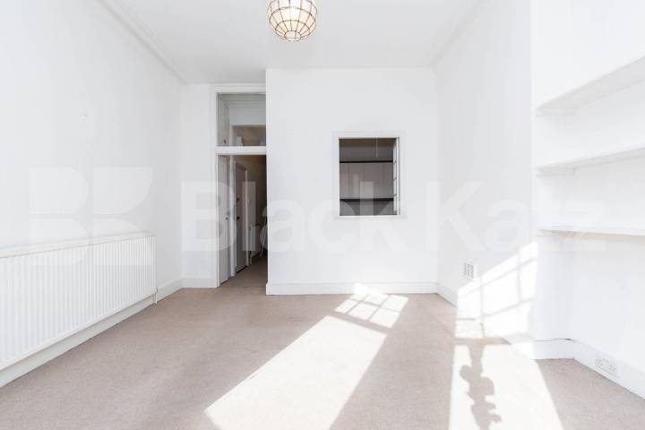 located on this popular cluster of roads in Highgate minutes to tube Milton Road, Highgate